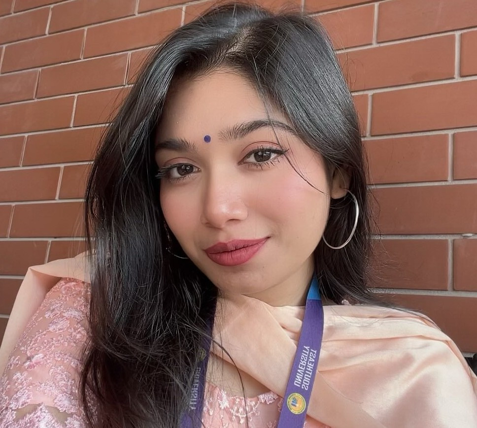 রাতের অন্ধকারে শ্বশুরের আদর